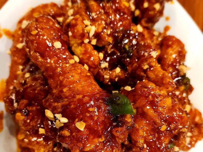 윤기 흐르는 양념 치킨