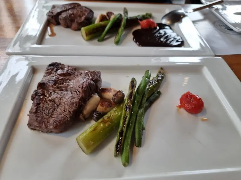 아스파라거스와 버섯이 곁들여진 스테이크