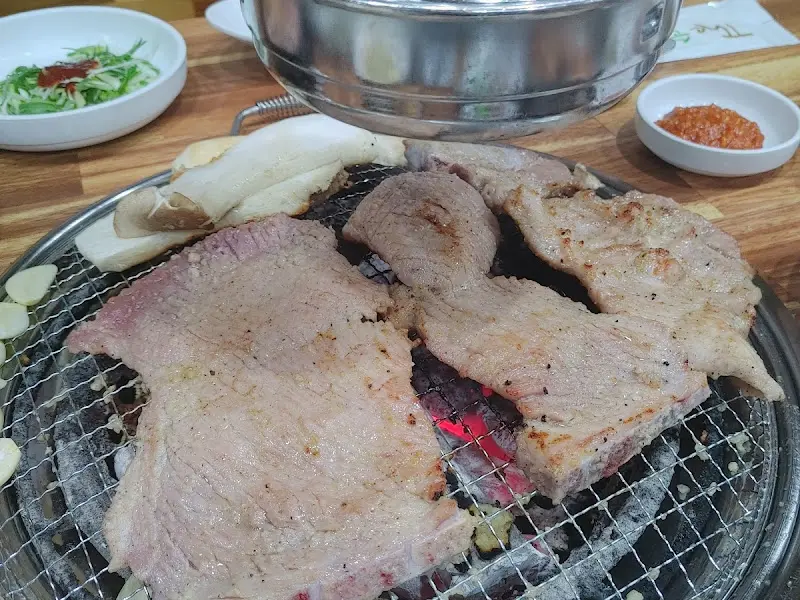 초원갈비 돼지갈비 굽는 모습