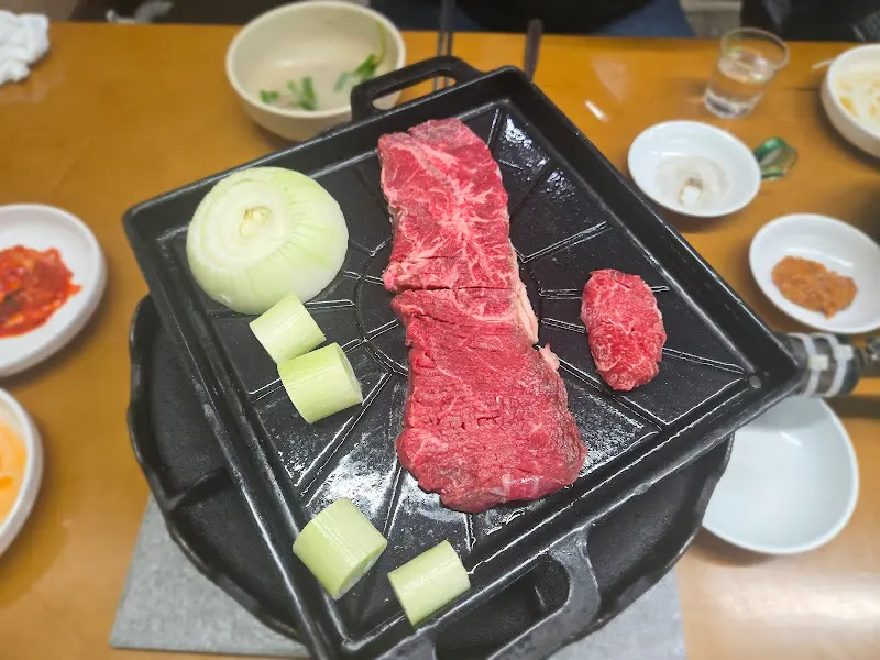 불판 위에 구워지고 있는 꽃등심