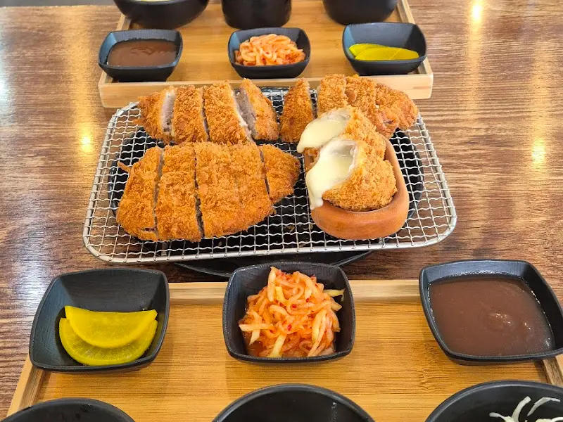 돈까스 한 상 차림