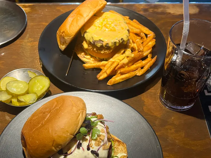 테이블 위 햄버거 세트