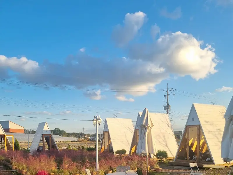 푸른 하늘 아래 그림처럼 펼쳐진 오두막 풍경