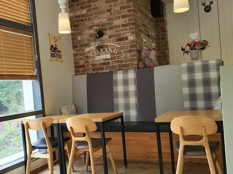 따뜻한 분위기의 테이블과 의자