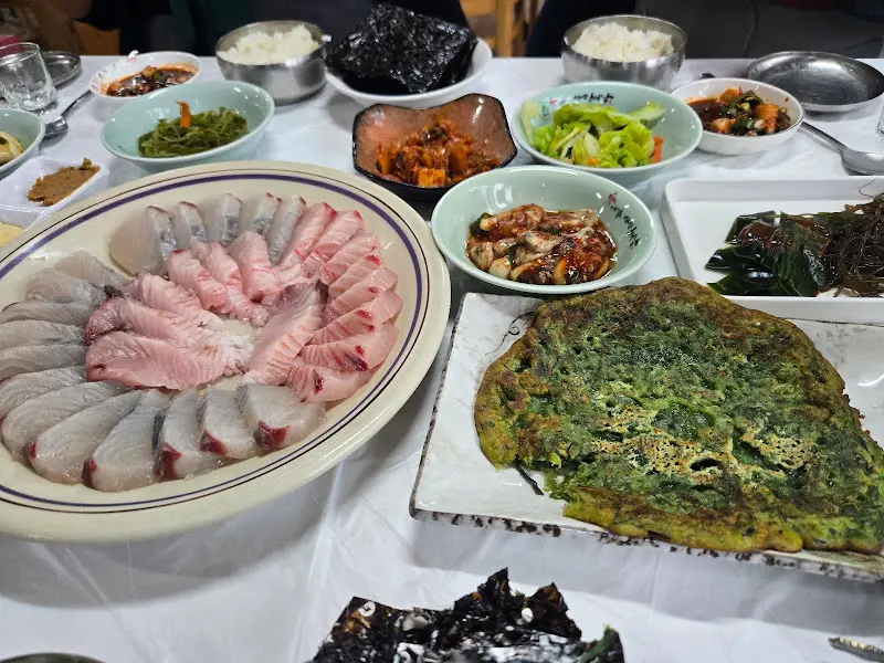 해물칼국수와 다양한 밑반찬이 차려진 테이블