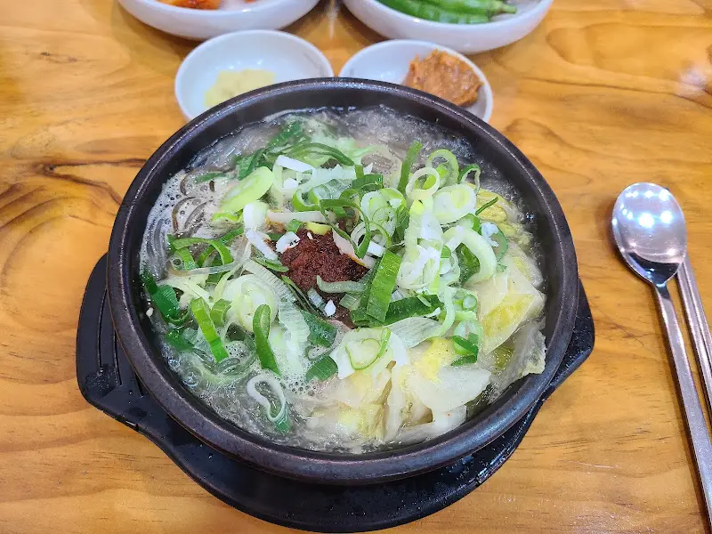 파와 다진 양념이 듬뿍 올라간 해장국