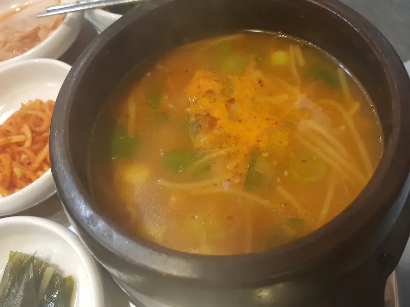 뚝배기에 담겨 나온 고추장찌개