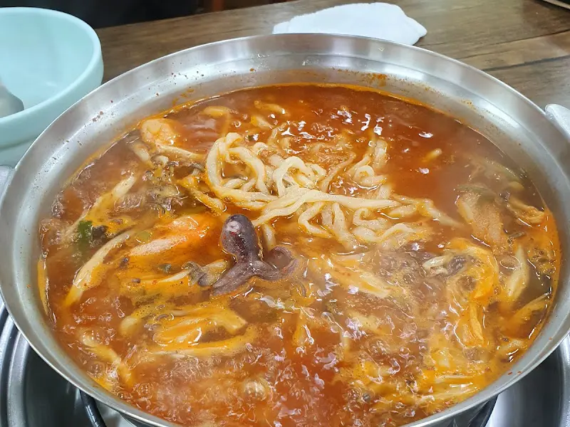 얼큰해물칼국수
