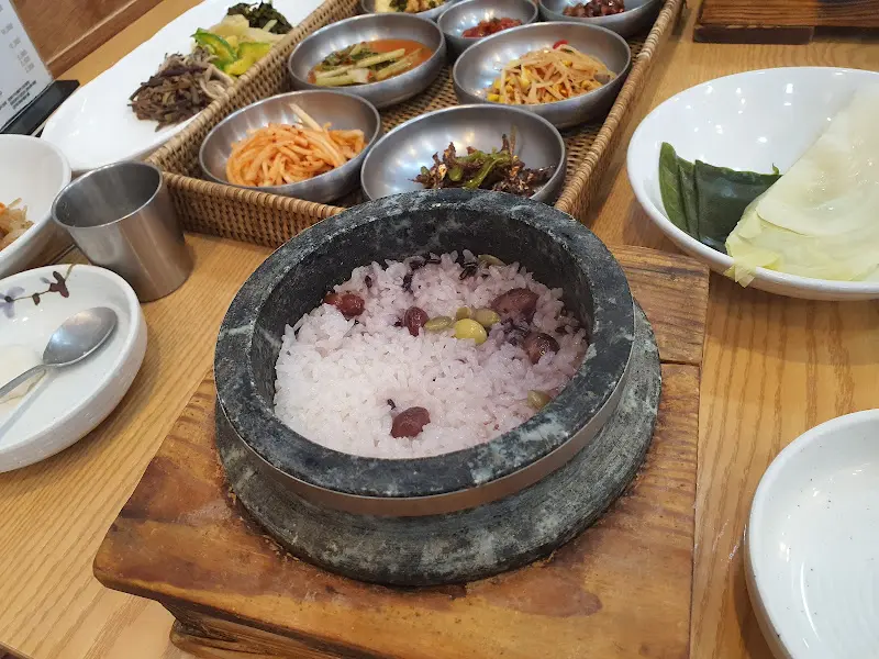 돌솥에 숭늉을 부어 만든 누룽지