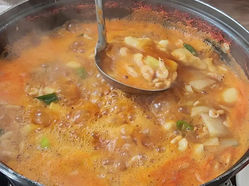 국자로 떠올린 매운탕