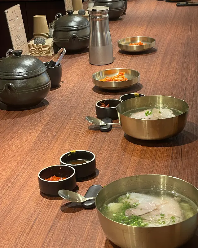 놋으로 된 식기류