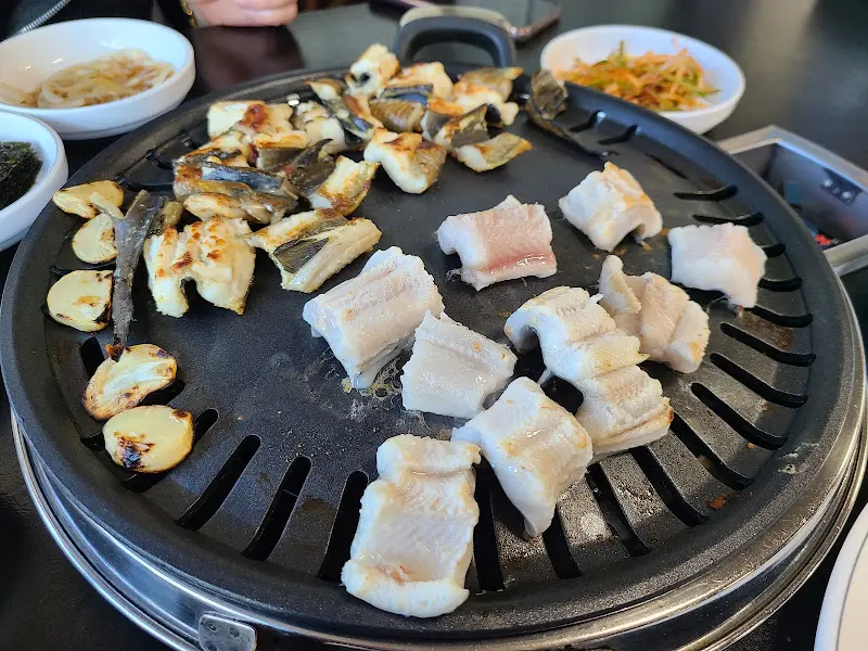 숯불에 구워지는 장어