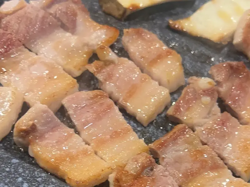 노릇하게 구워진 흑돼지