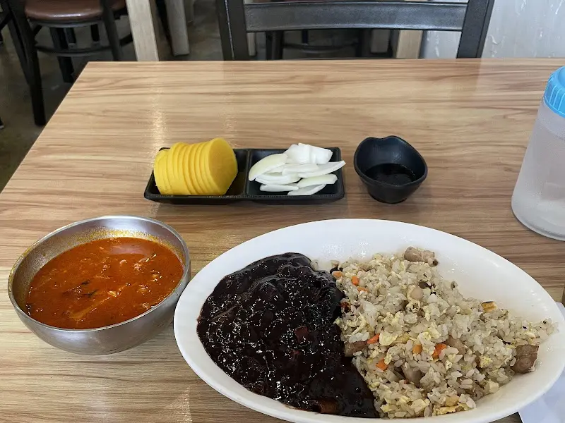 볶음밥과 짜장 소스