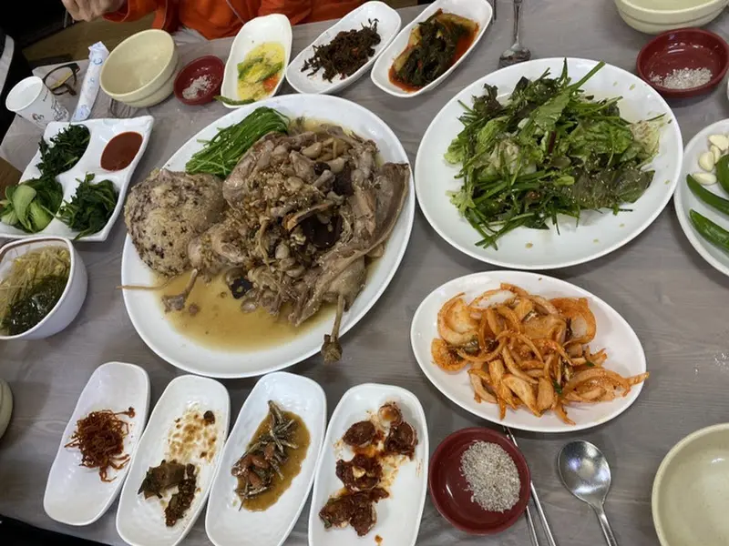 한 상 가득 차려진 모습