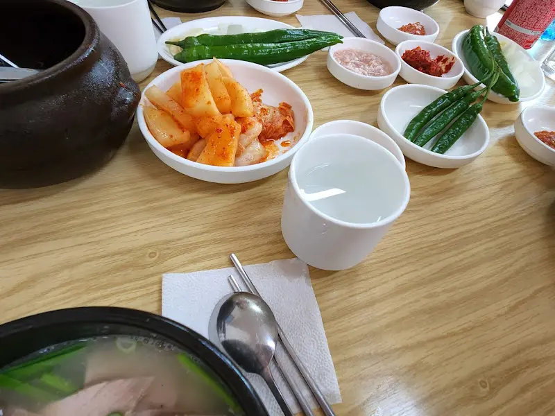 영창돼지국밥 돼지국밥 반찬 전체샷
