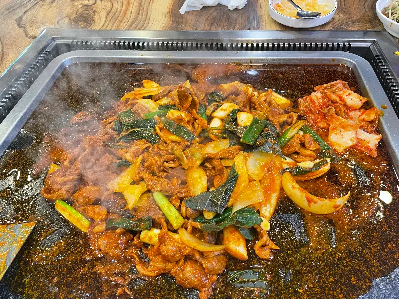 오리 주물럭, 김치, 채소의 완벽한 조화