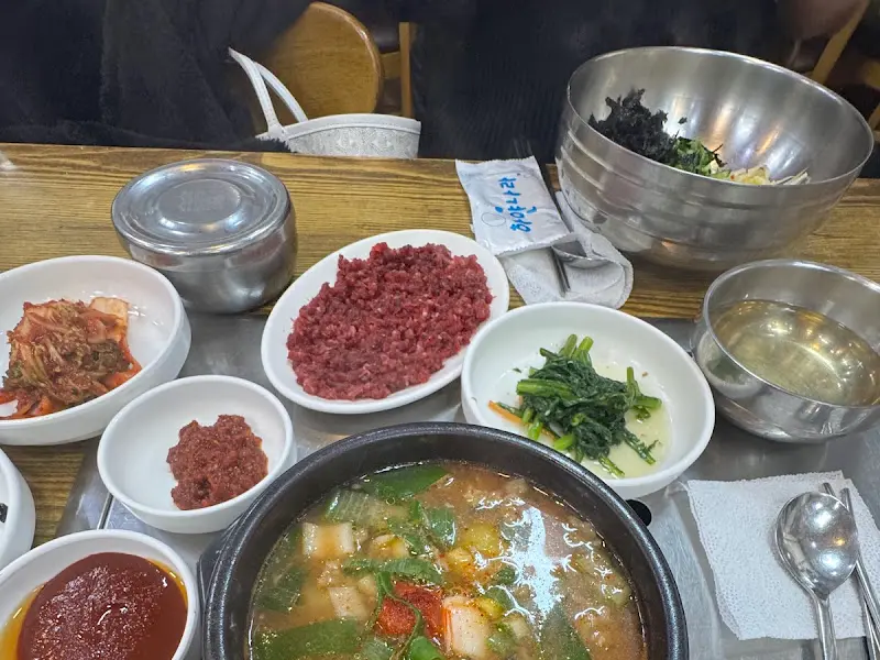 생고기 비빔밥 한 상 차림