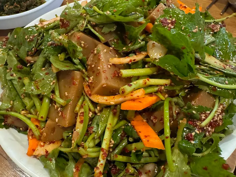 신선한 채소가 듬뿍 들어간 묵무침