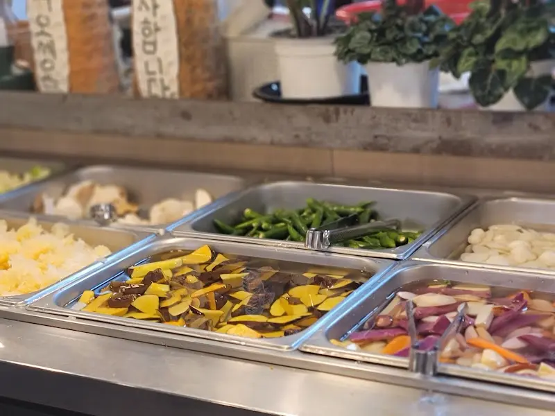 다양한 쌈채소가 준비된 셀프바