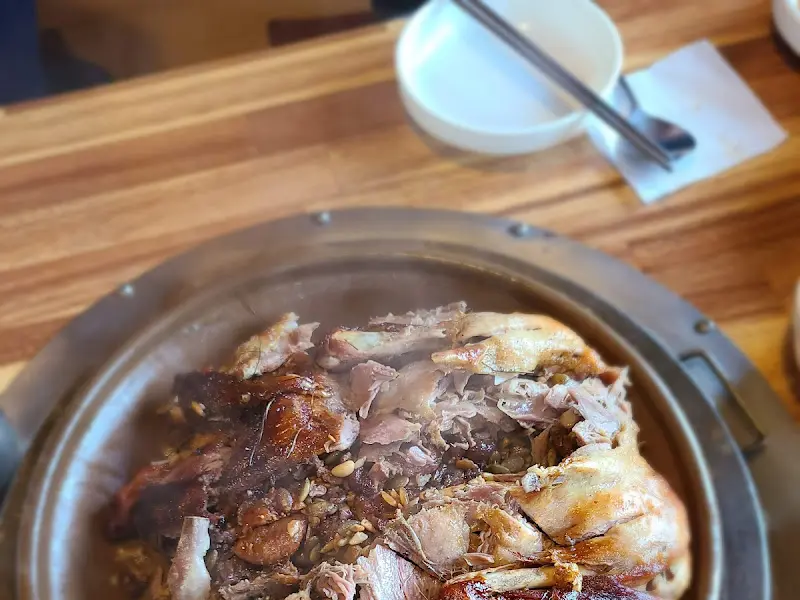 테이블 위 뽀얀 속살을 드러낸 오리구이