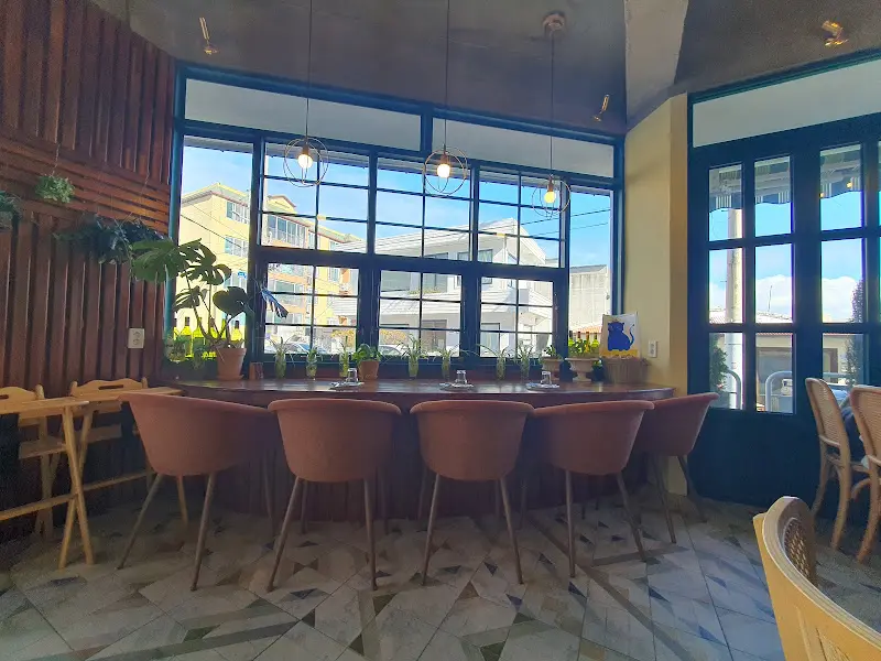 레오네 피제리아 내부 창가 좌석