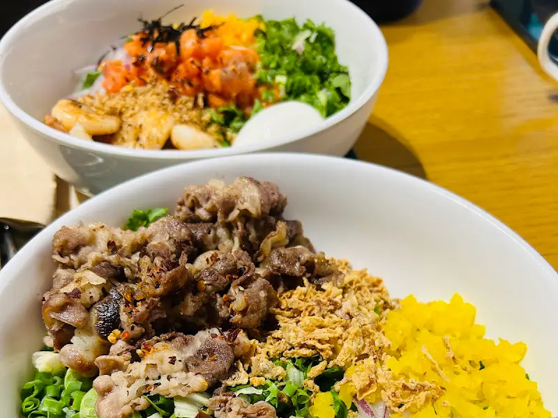 다양한 토핑이 올라간 포케