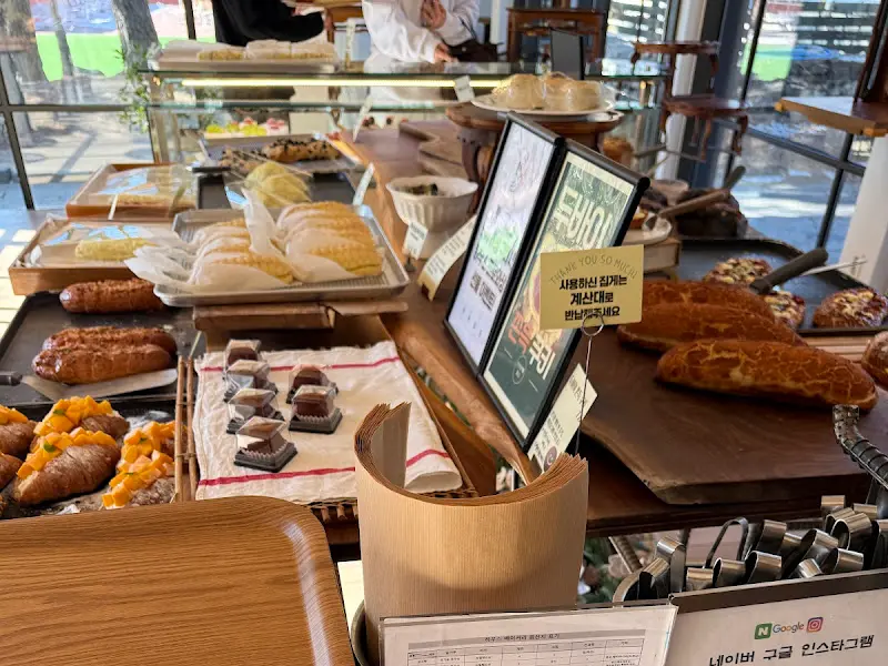 다양한 빵을 판매하고 있는 매대 풍경