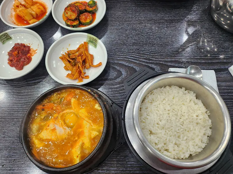 순두부 찌개와 솥밥, 정갈한 밑반찬 한 상 차림