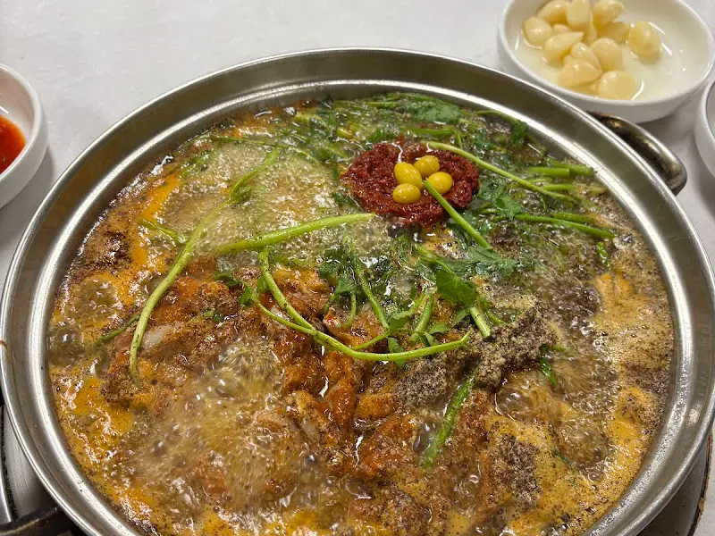 청둥오리 전골이 끓는 모습