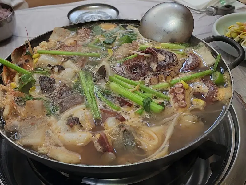 해산물이 가득한 해물탕