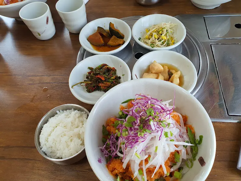 다채로운 밑반찬과 한치회덮밥