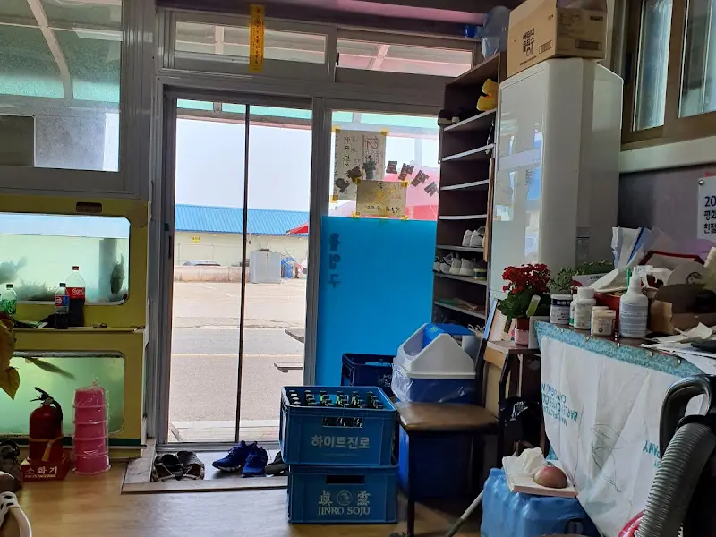 싱싱한 해산물이 가득한 수족관