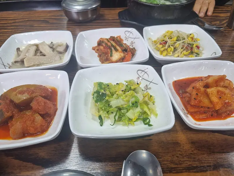 테이블 가득 차려진 밑반찬