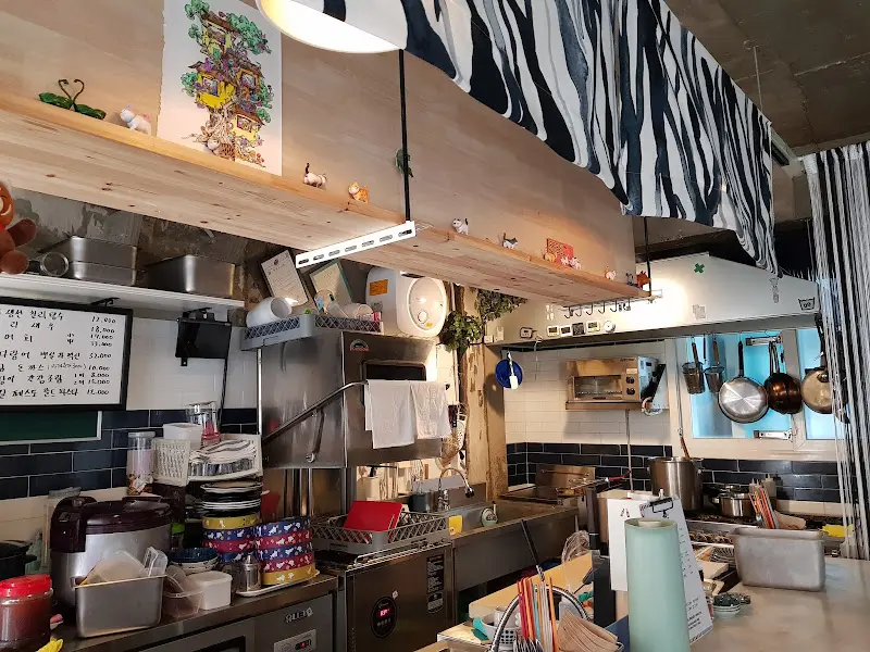 요리 준비에 분주한 주방