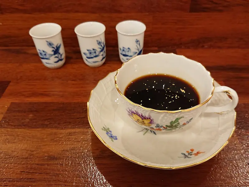 커피와 작은 잔