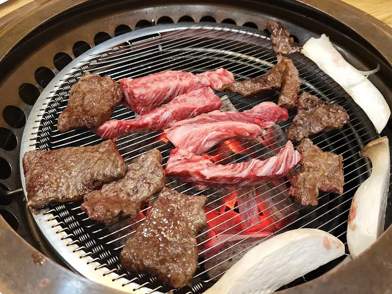 숯불 위에서 익어가는 등심