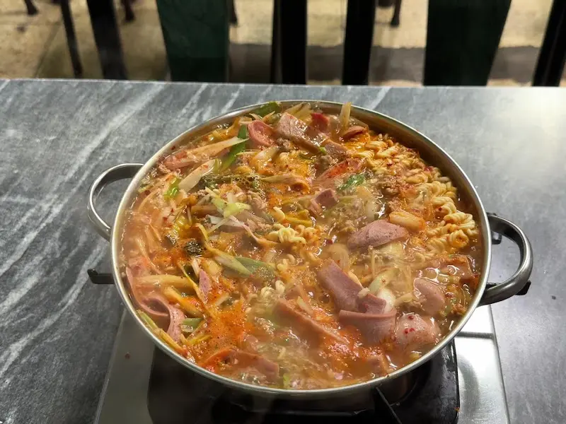 보글보글 끓는 부대찌개