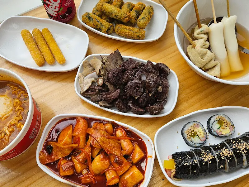 푸짐한 분식 한 상 차림