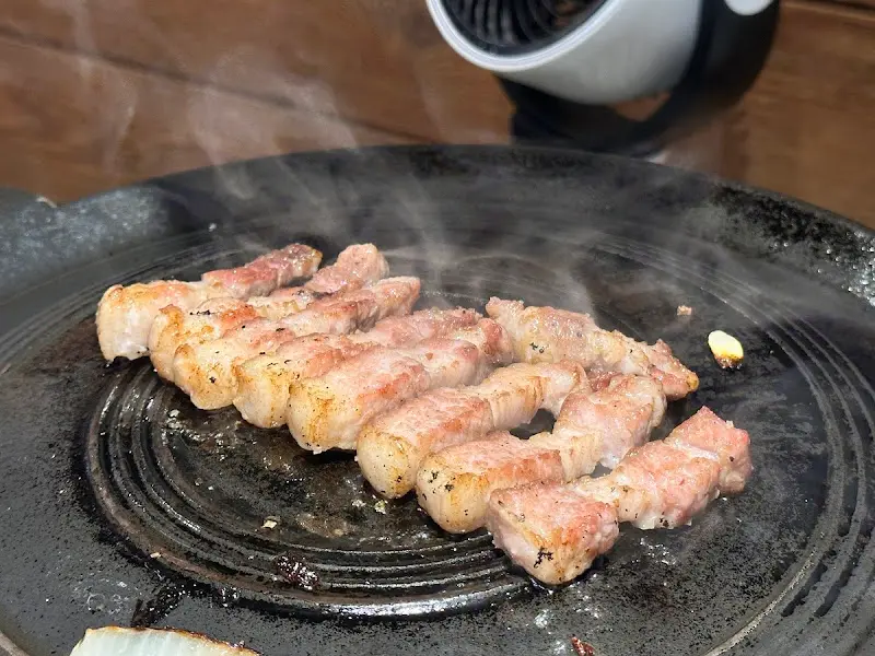 불판 위 삼겹살