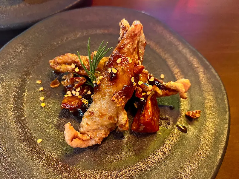 윤기가 흐르는 닭 교자 구이