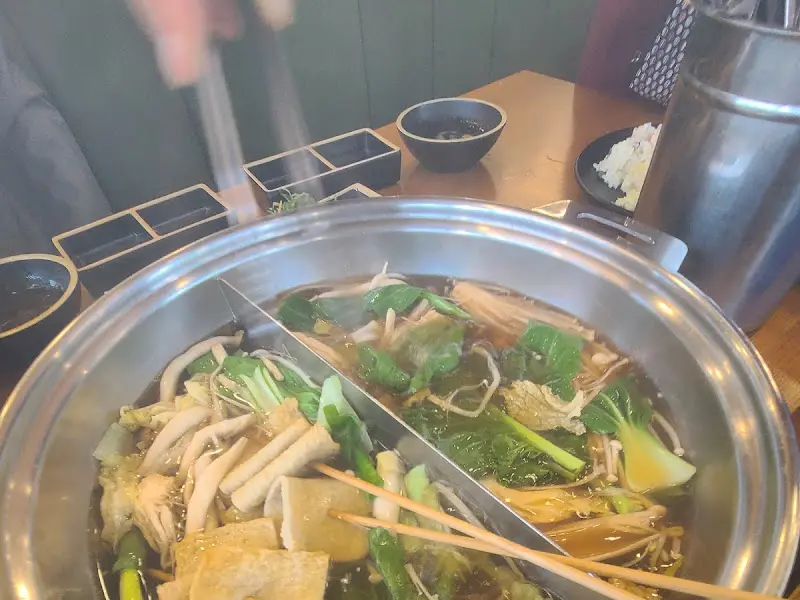 샤브샤브 즐기는 모습