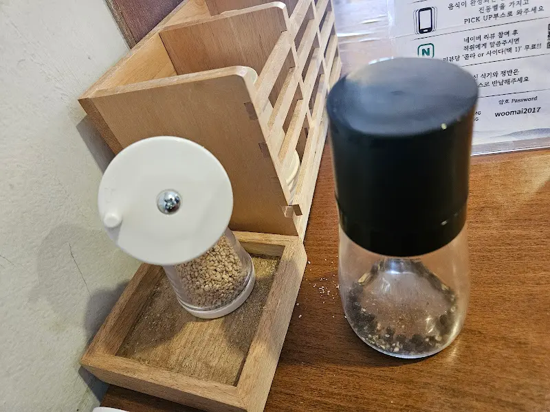 테이블에 놓인 깨와 후추