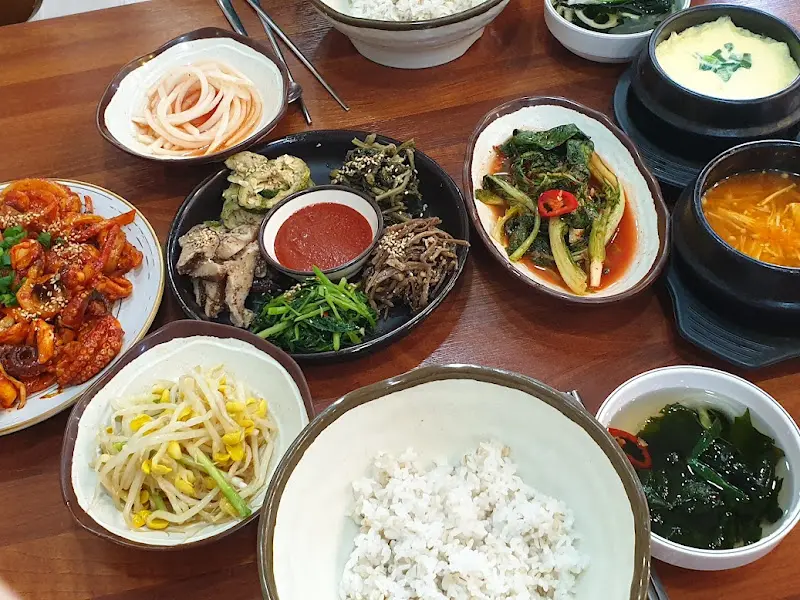 한상 가득 차려진 쭈꾸미 정식