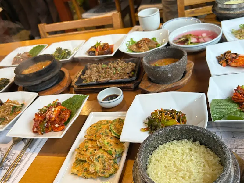 다채로운 반찬들이 한 상 가득 차려진 모습