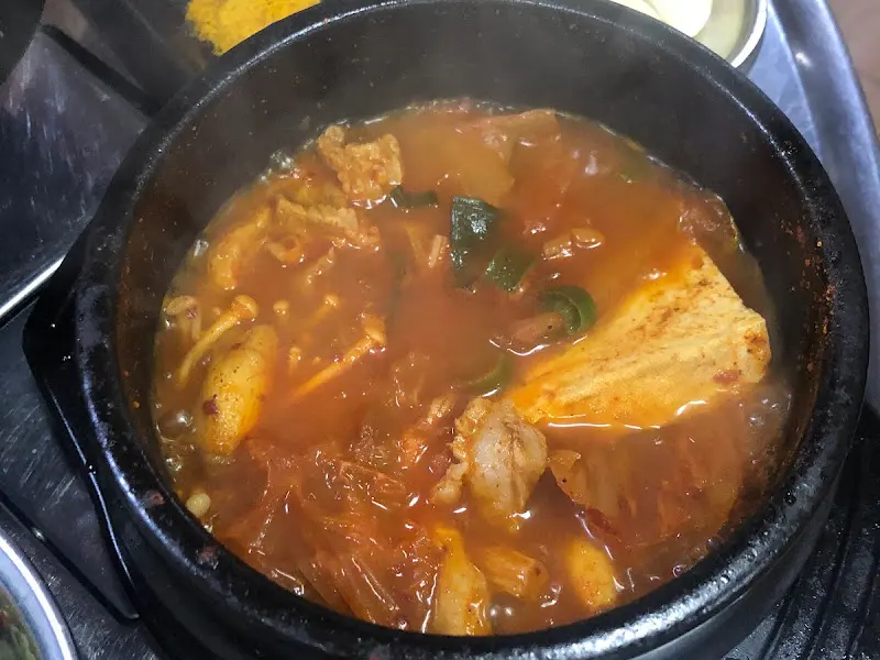 푸짐한 흑돼지 김치찌개 전골