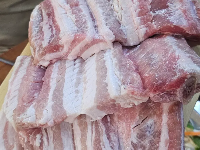 신선한 흑돼지 오겹살