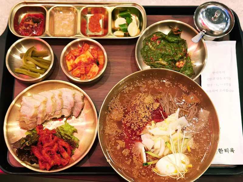 입맛을 돋우는 맛깔스러운 반찬들