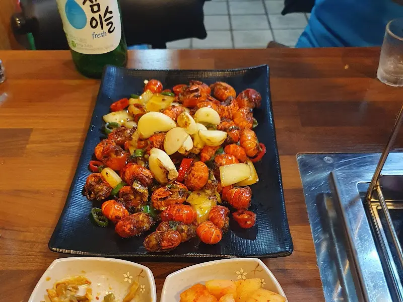 매콤달콤한 양념이 매력적인 요리