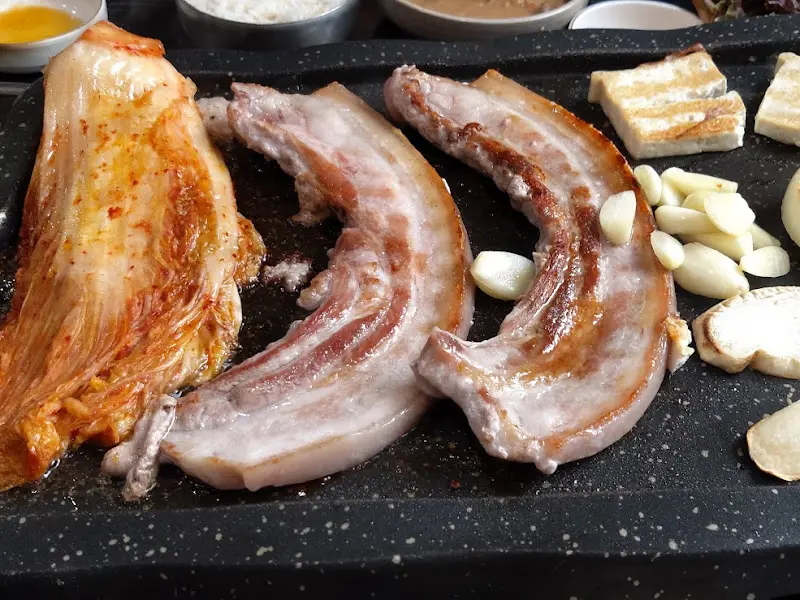 노릇하게 구워진 오겹살